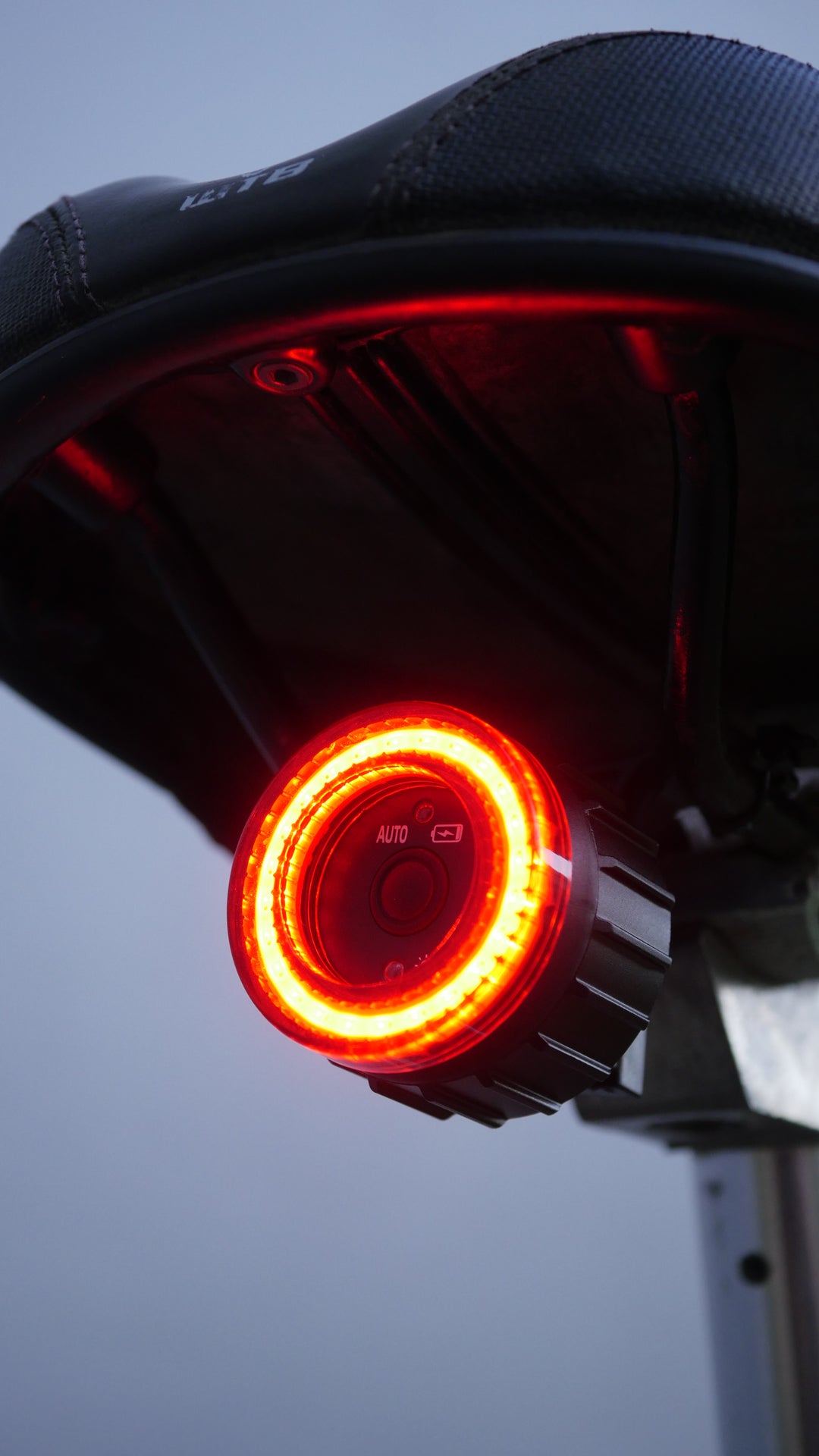 Strummer RL-60BS Smart Rear Light (na may preno sensor at auto wake up)