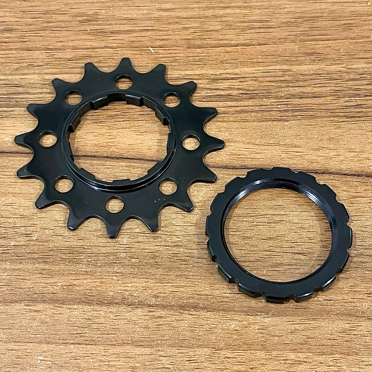 Pignone e ghiera di bloccaggio BMX Strummer HBR-150R 16T Black