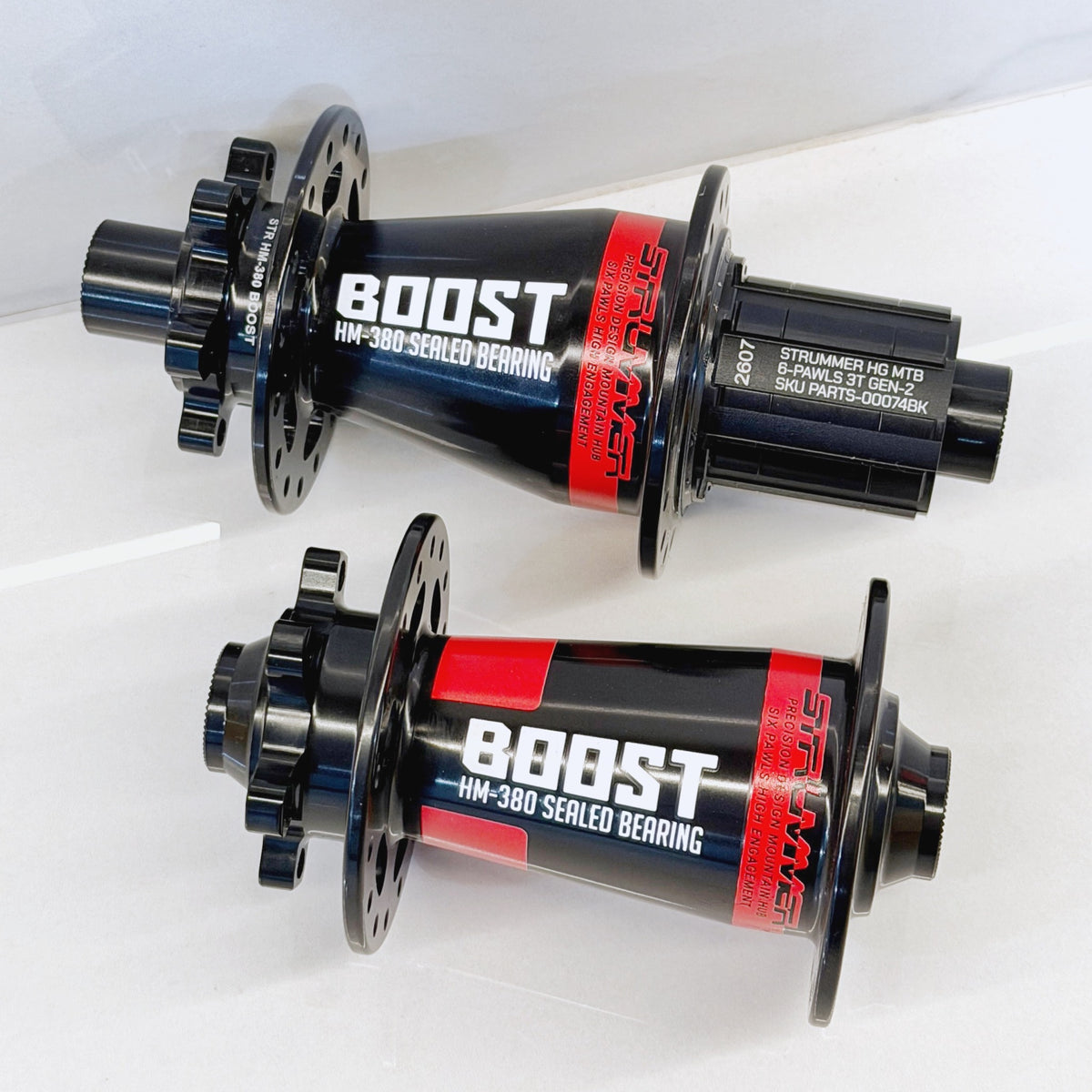 Hub Strummer HM-380 Boost Gen-2 Black/Red, depan dan belakang, SKU HUB-00196BKRD