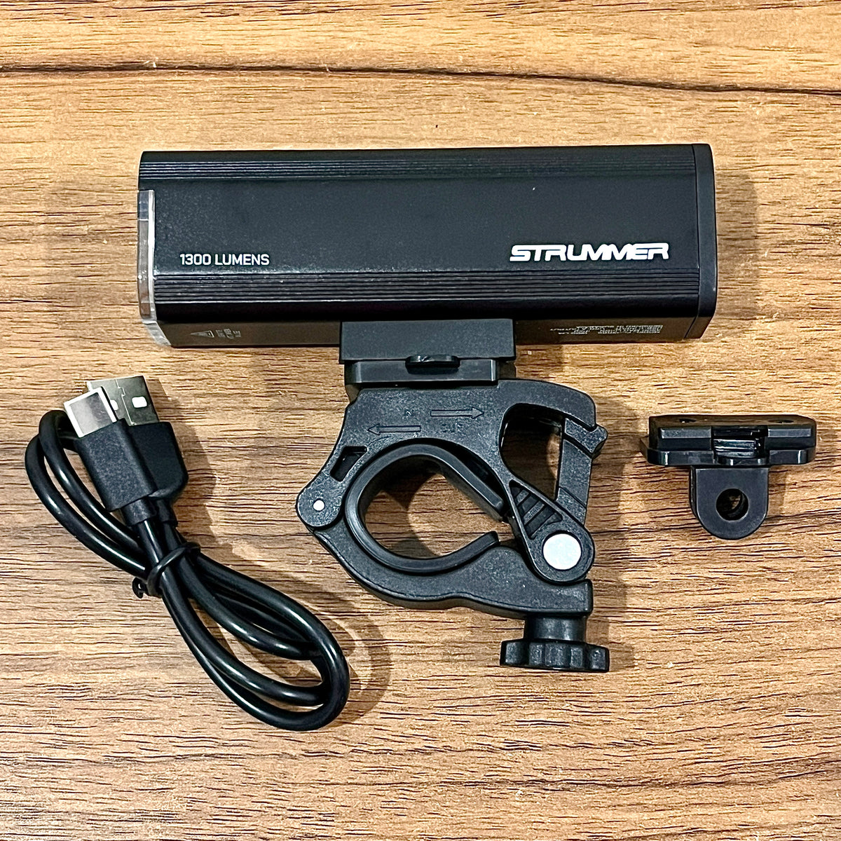 (Nicht mehr erhältlich) Strummer FL-1300S Fahrrad-Frontleuchte (Powerbank, Akkustandsanzeige, 1300 Lumen)