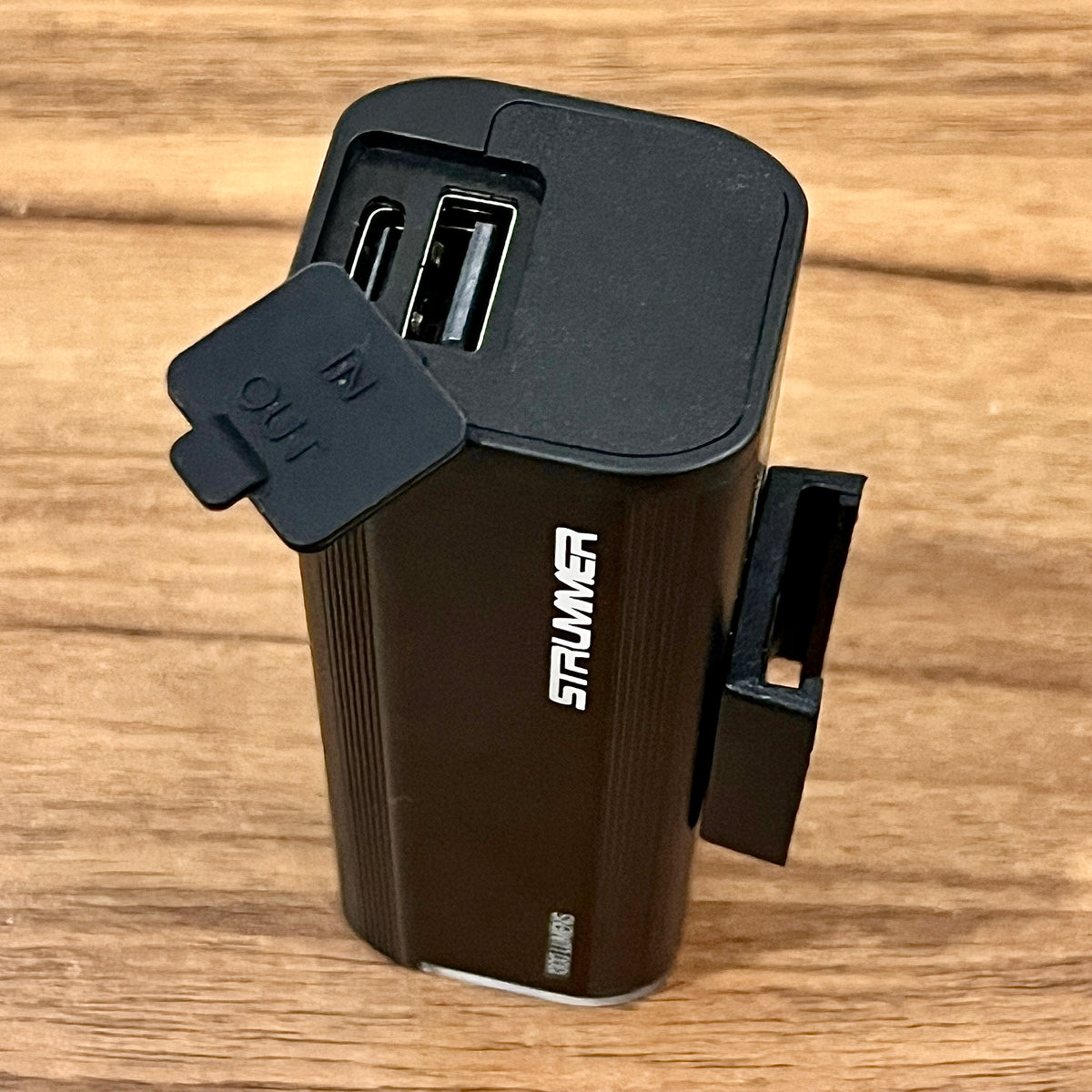 (Nicht mehr erhältlich) Strummer FL-1300S Fahrrad-Frontleuchte (Powerbank, Akkustandsanzeige, 1300 Lumen)