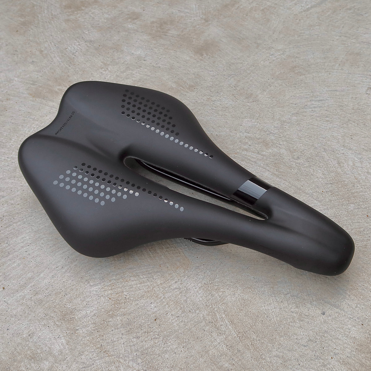 Strummer SD-8974 Fahrradsattel mit Loch (150x245)