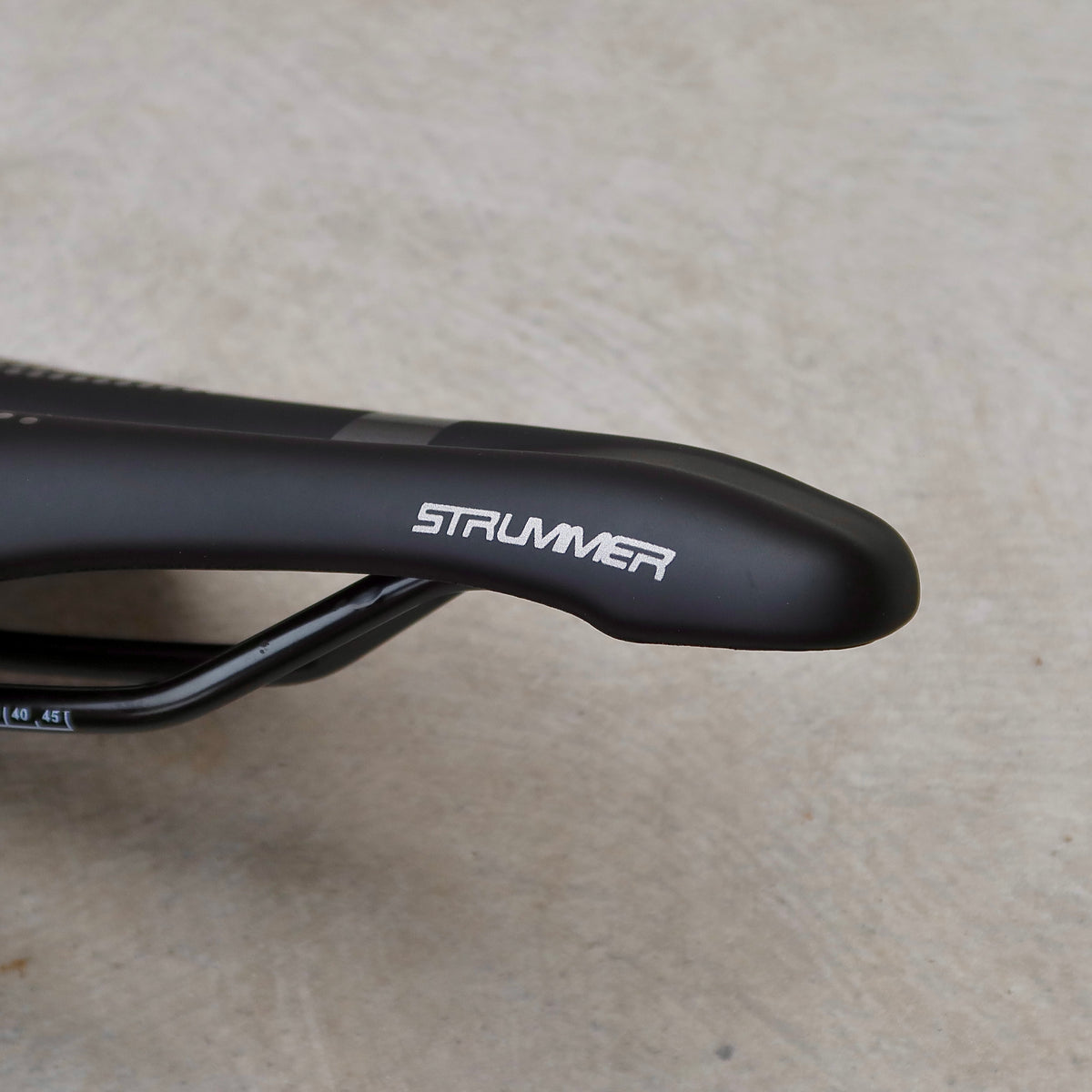 Strummer SD-8974 Fahrradsattel mit Loch (150x245)