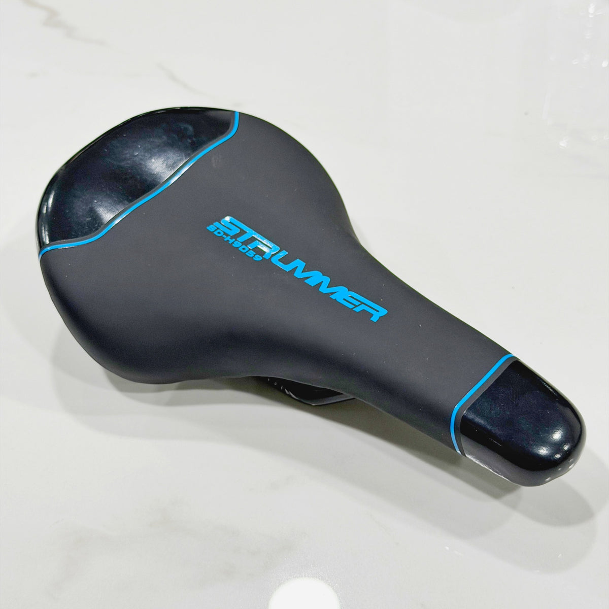 Sadel Strummer SD-H9059 warna Hitam–Biru