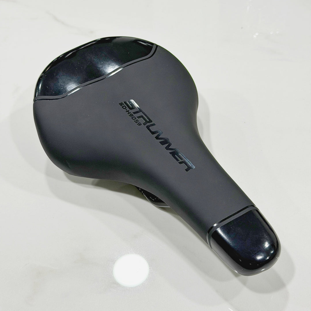 Sadel Strummer SD-H9059 warna Hitam–Hitam Glossy