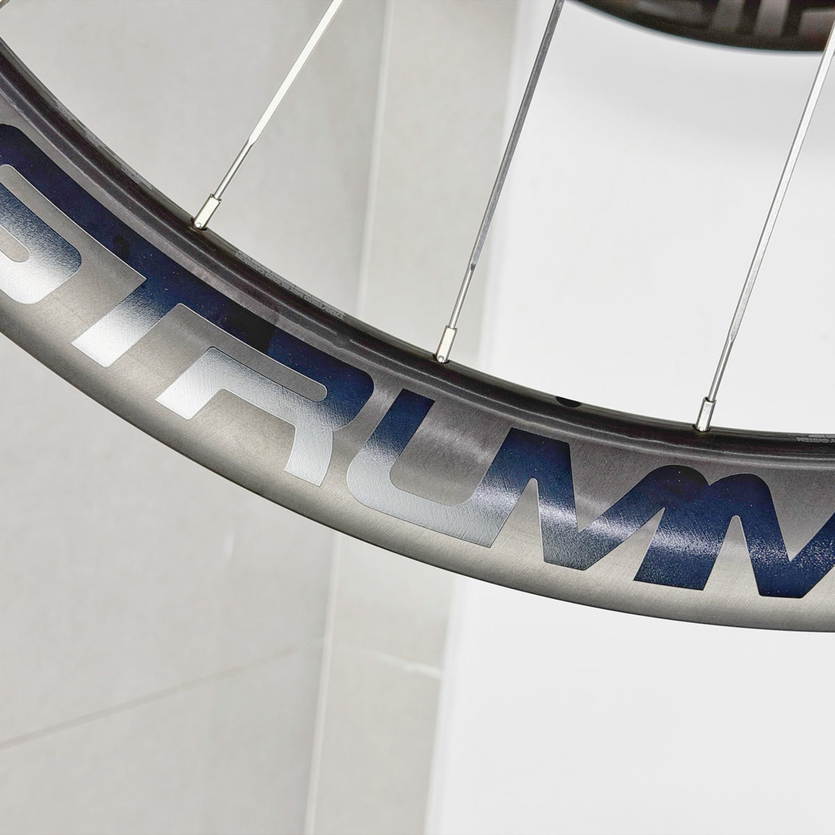 Strummer Aeroflow Gen3 D50 HR-250S hub silver spoke silver — Detail rim dan spoke silver