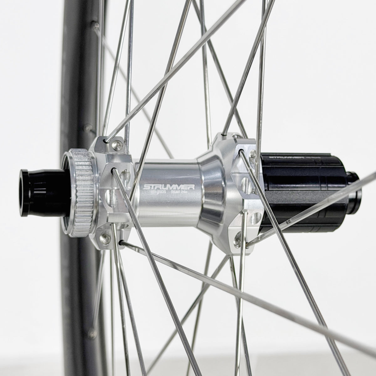 Strummer Aeroflow Gen3 D50 HR-250S hub silver spoke silver — Detail hub belakang silver