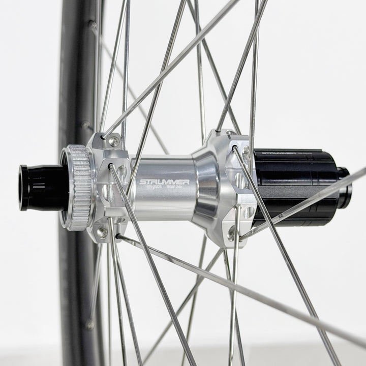 Strummer Aeroflow Gen3 D50 HR-250S hub silver spoke silver — Detail hub belakang silver
