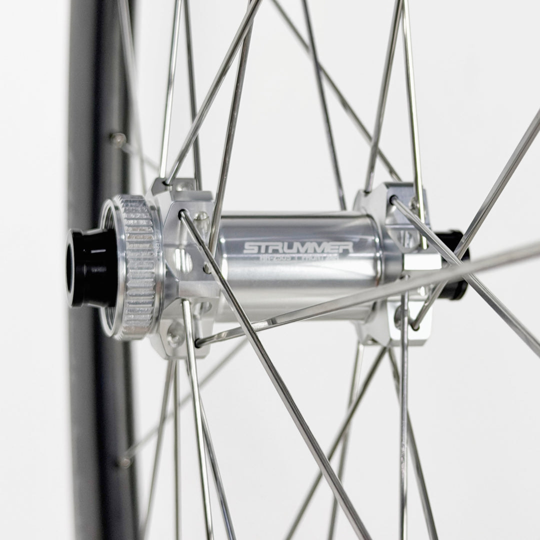 Strummer Aeroflow Gen3 D50 HR-250S hub silver spoke silver — Detail hub depan silver