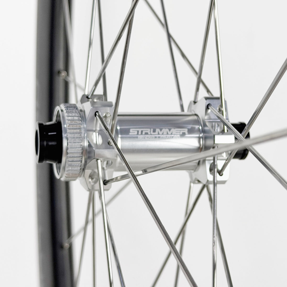 Strummer Aeroflow Gen3 D50 HR-250S hub silver spoke silver — Detail hub depan silver