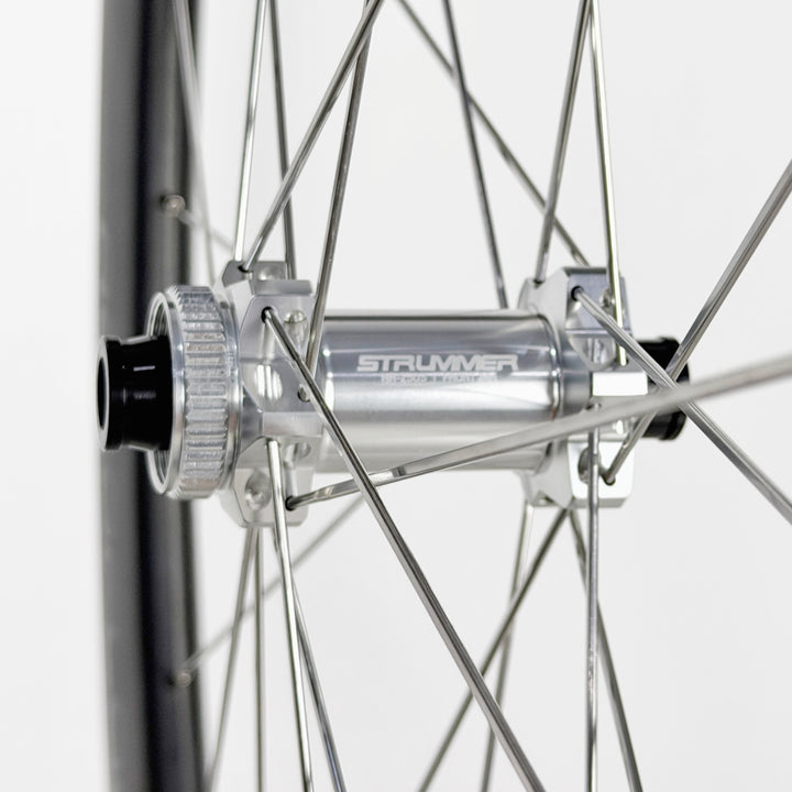 Strummer Aeroflow Gen3 D50 HR-250S hub silver spoke silver — Detail hub depan silver