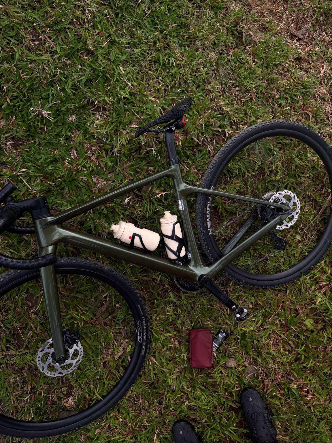 Sepeda dengan custom wheelset Strummer menggunakan rim Strummer GC25, difoto dari atas di atas rumput. Foto milik Novia Kosim (@peanutbutterno9).