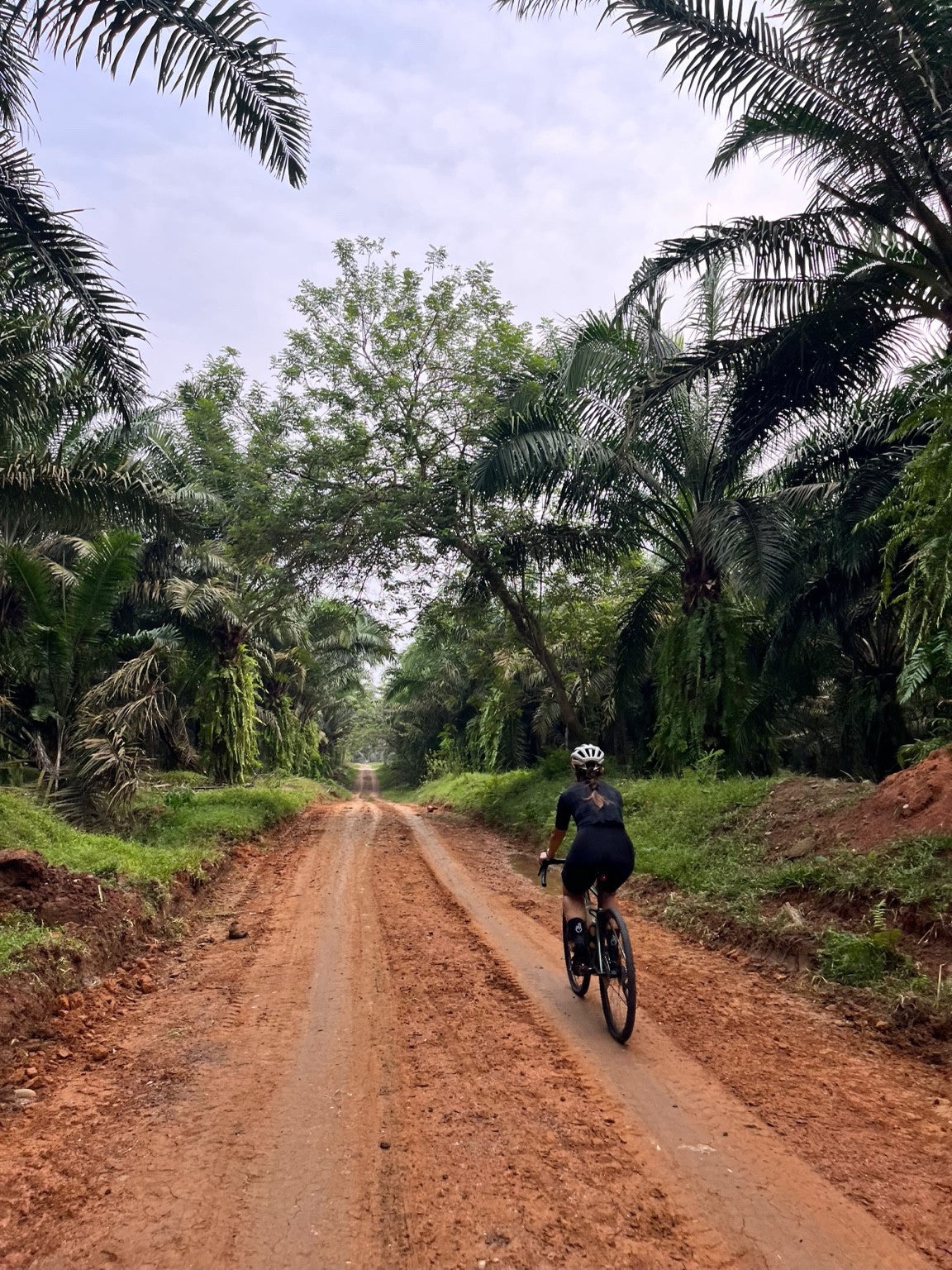 Pesepeda mengendarai sepeda dengan custom wheelset Strummer menggunakan rim Strummer GC25 di jalan tanah. Foto milik Novia Kosim (@peanutbutterno9).