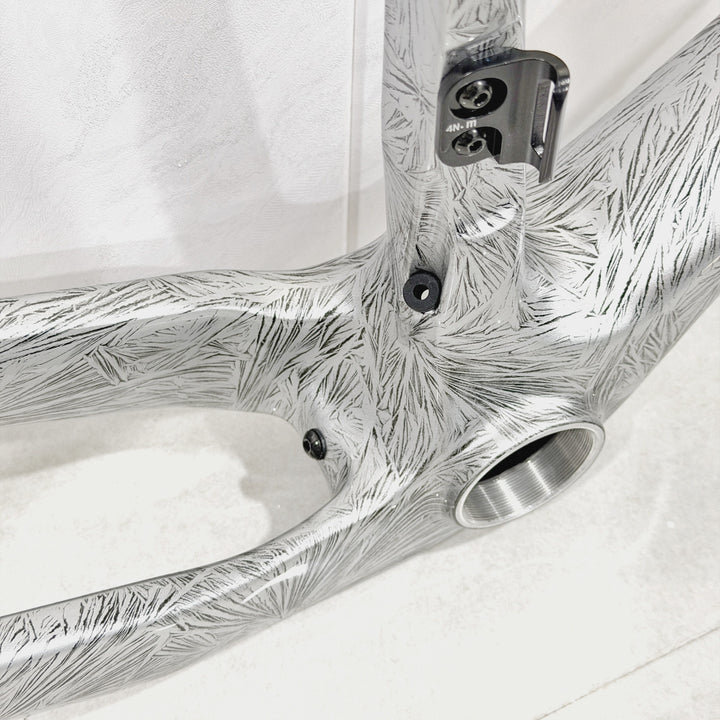 Strummer Traverse CF2 Crystal Silver Glossy White Size M (Assymetric Detail, BB T47 Detail)