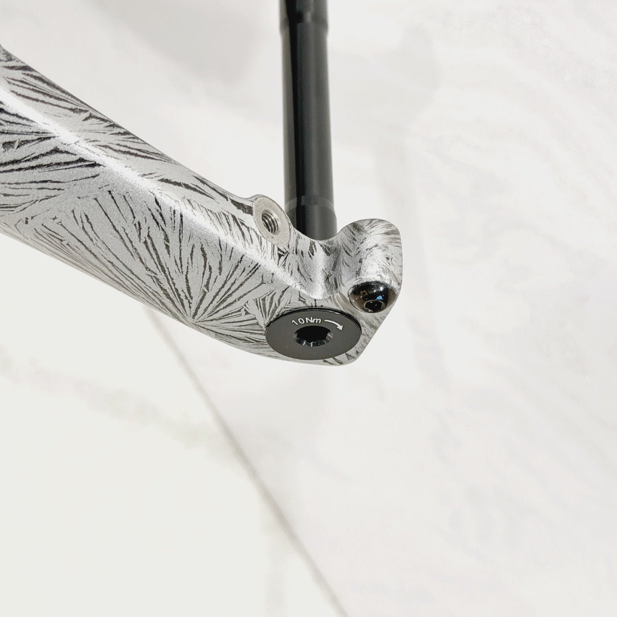 Strummer Traverse CF2 Crystal Silver Glossy White Size M (Flush Thru Axle Detail)