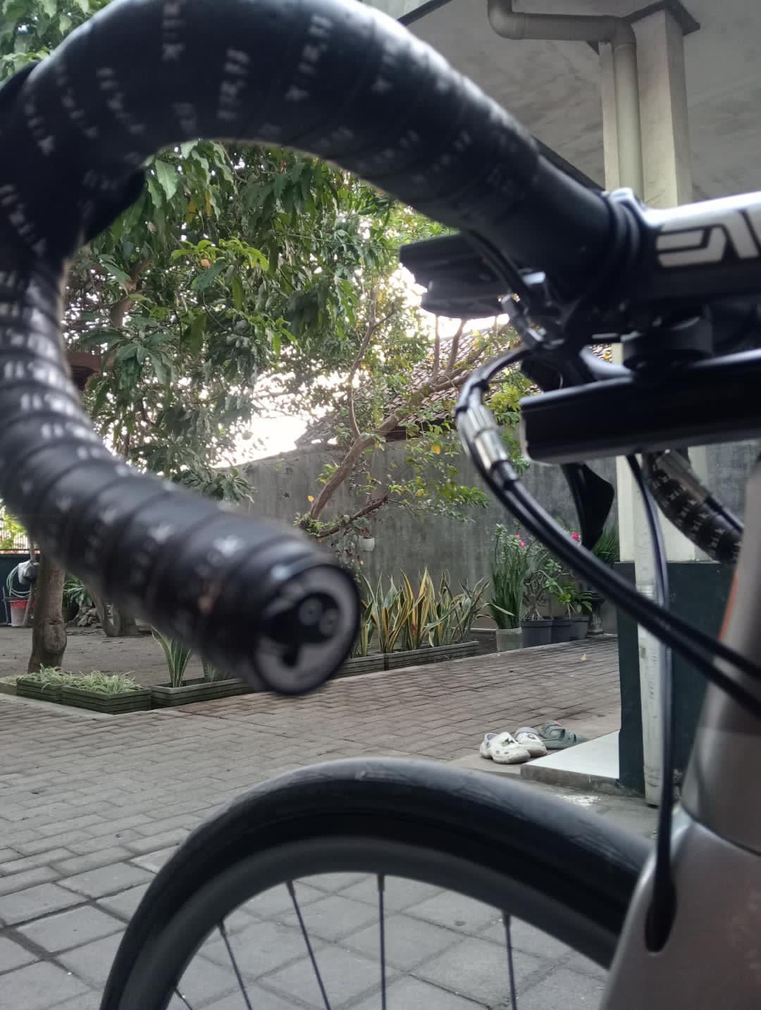 End cap Strummer logo kura-kura terpasang pada drop handlebar dengan bar tape hitam. Foto: Bangun Susanto (@bangunbarjo).