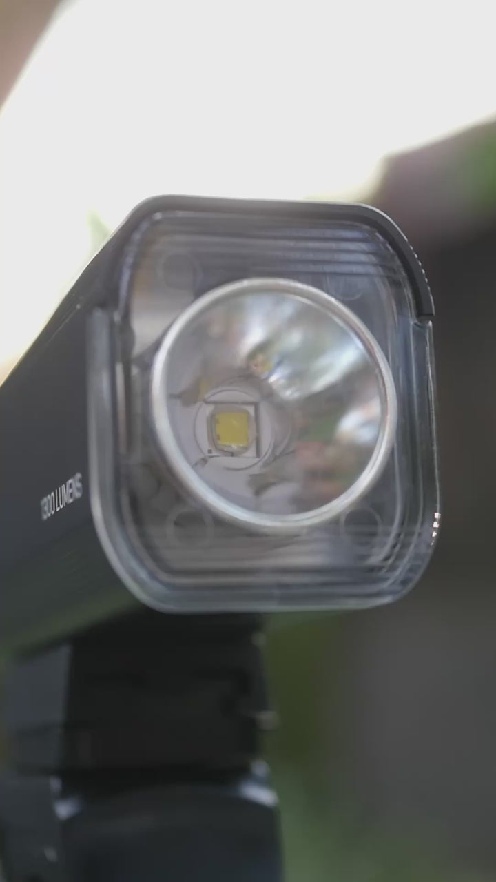 Strummer FL-1300S Đèn trước xe đạp (PowerBank, Tính năng tỷ lệ phần trăm pin, 1300 lumens)