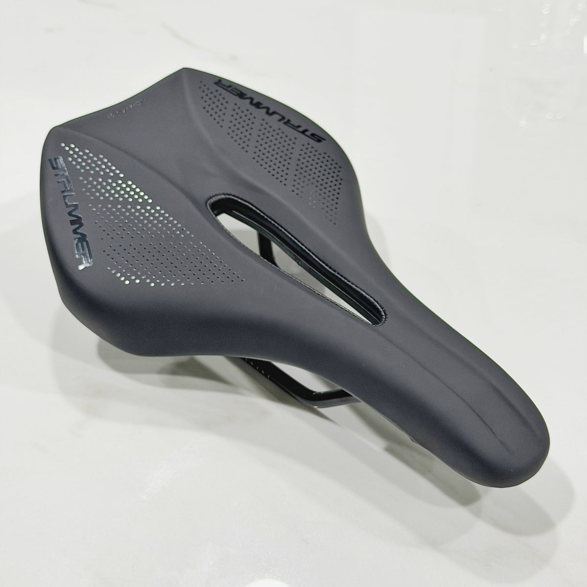 Saddle Strummer SD-H7561 Black–Glossy Black, tampak samping atas