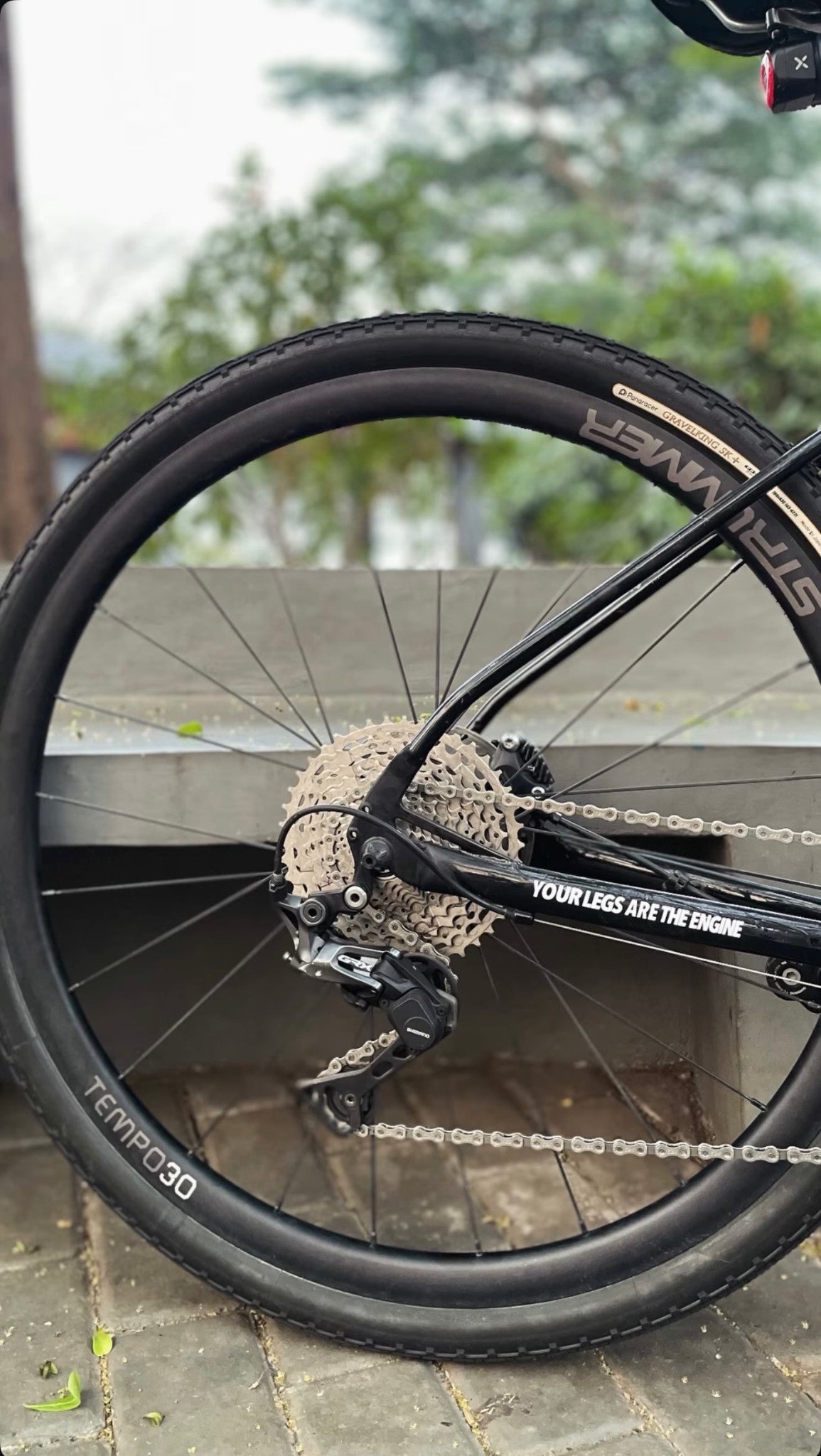 Roda belakang Strummer Tempo30 HR-500 terpasang pada sepeda gravel. Foto: @okieardistama.